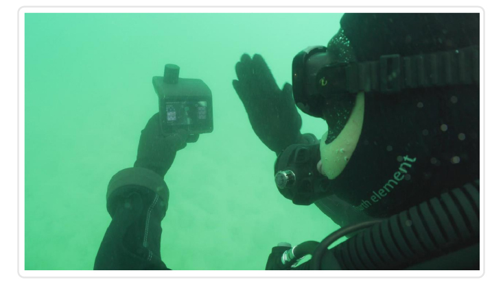 潛水員依據定位指引進行水下前進v1