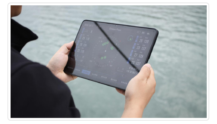 船上人員通過裝有“Ocean Plan”APP 的平板電腦查看水下潛水員位置v1